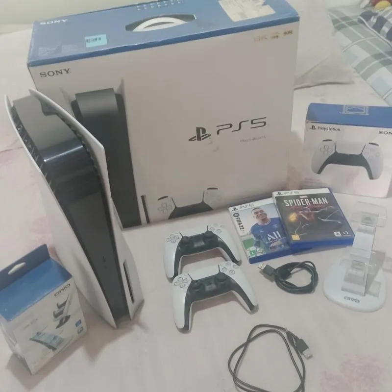 Imagem da campanha Playstation 5 com 2 controles e jogos