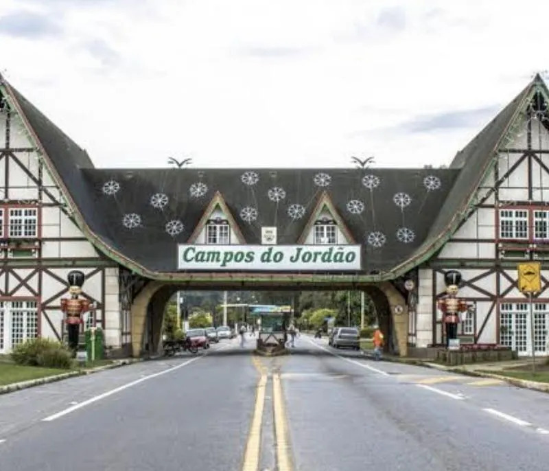 Imagem da campanha Hospedagem na charmosa cidade de Campos do Jordão (conhecida como os Alpes Brasileiro) ou pix de 3.000,00 reais na mão.