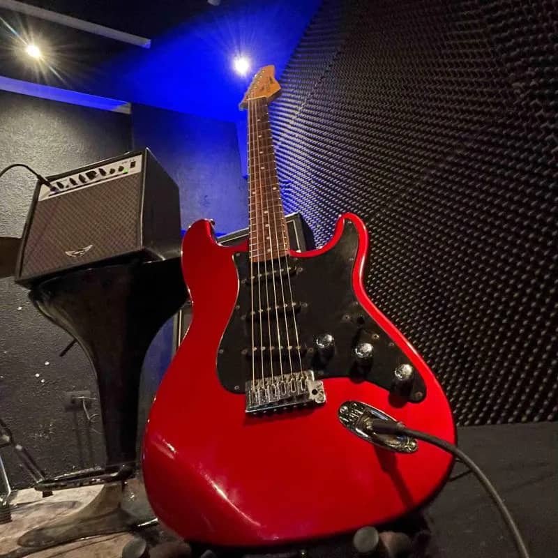 Imagem da campanha GUITARRA STRATO FOCUS KRAMER + AMPLIFICADOR VOX CG35 (25W) + CABO 3m KING Cabs