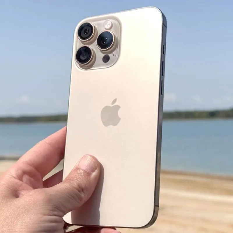 Imagem da campanha dois iPhones 16 pro