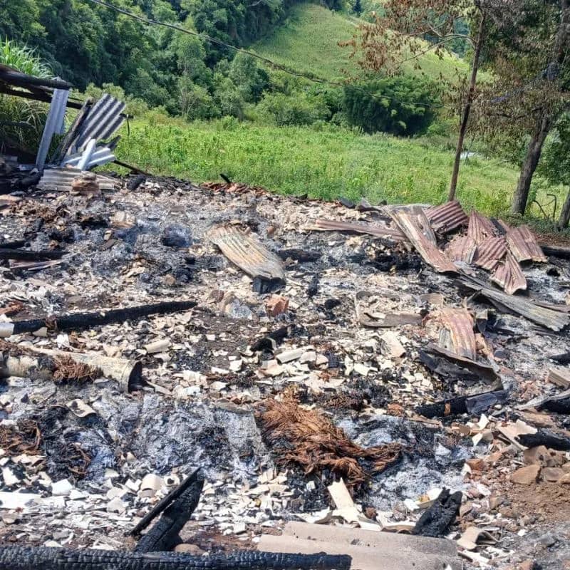 Imagem da campanha Ajude o casal a se reerguerem