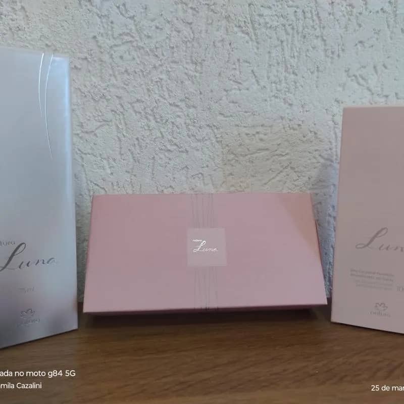 Imagem da campanha Kit Luna. Perfume, sabonetes e desodorante corporal