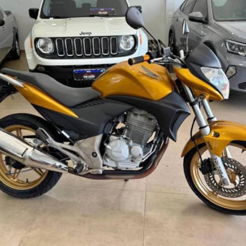 Imagem da campanha CB300 OU 8MIL NO PIX