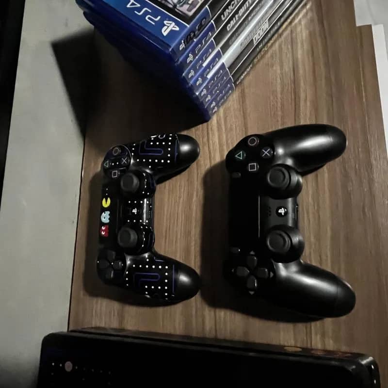 Imagem da campanha O PS4 + 2 Controles + 8 Jogos
