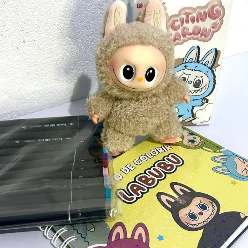 Imagem da campanha Labubu + Bobbie Goods Labubu & Kit 12 Canetas