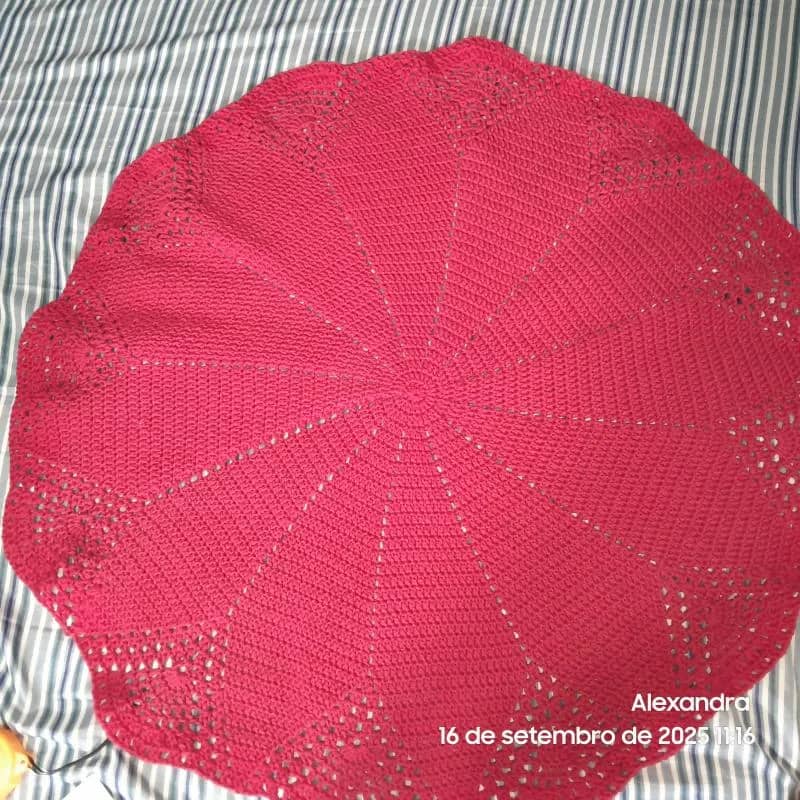 Imagem da campanha Tapete redondo, na cor vermelha, medindo 84cm de diâmetro e pesando 692 gramas.