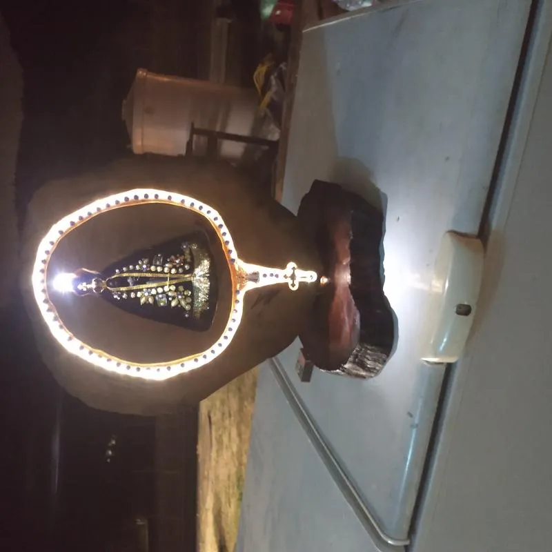 Imagem da campanha RIFA BENEFICENTE DE UMA TABUA COM IMAGEM DE NSA SRA COM MANTO, COROA E UM TERÇO COM LED EM VOLTA DA IMAGEM.