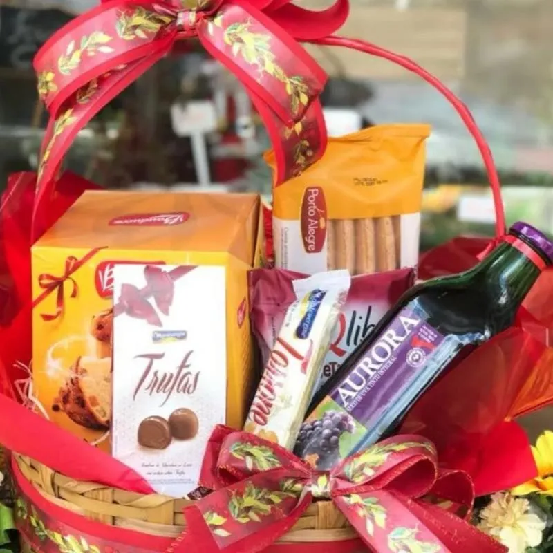 Imagem da campanha Cestá natalina com chocotone e chocolates 🍫