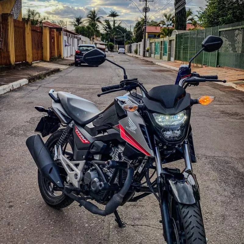 Imagem da campanha a Titan 160 2026