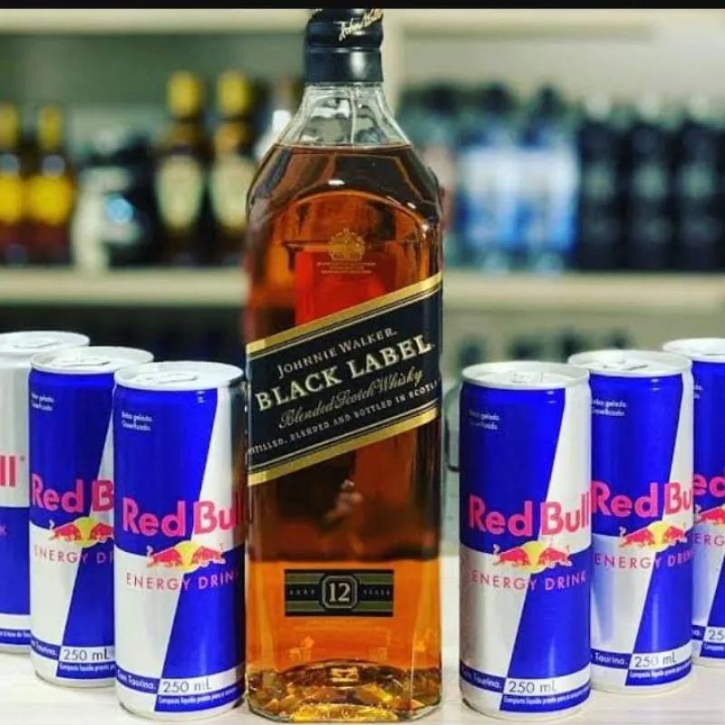 Imagem da campanha Combo Black Label.  Itens  1 garrafa de black 1l  4 gelos 4 redbull