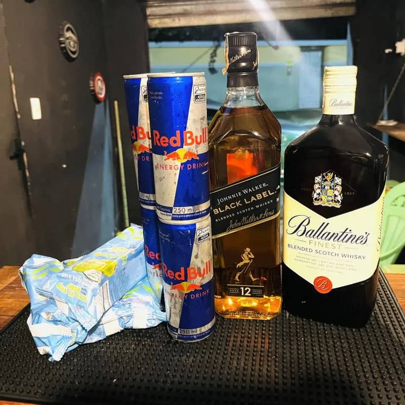 Imagem da campanha COMBO DE WHISKY BLACK LABEL + TOP COMPRADOR LEVA 1 WHISKY BALLANTINES