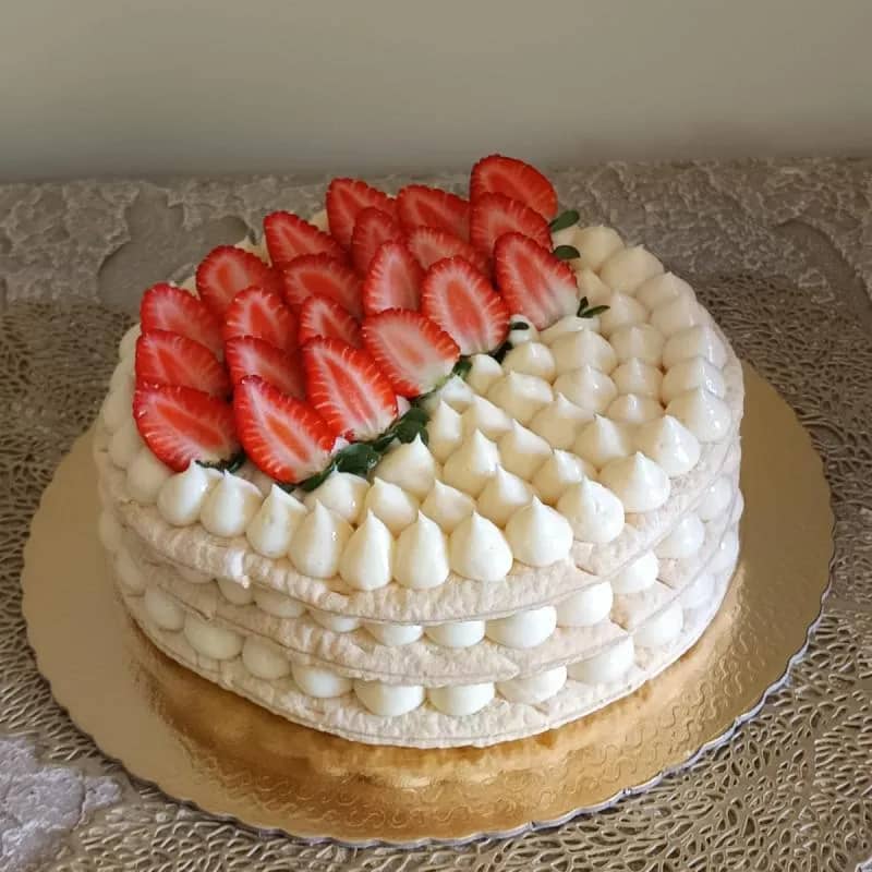 Imagem da campanha Bolo Folheado Creme com Morangos para o dia das mães. Serve até 15 fatias.