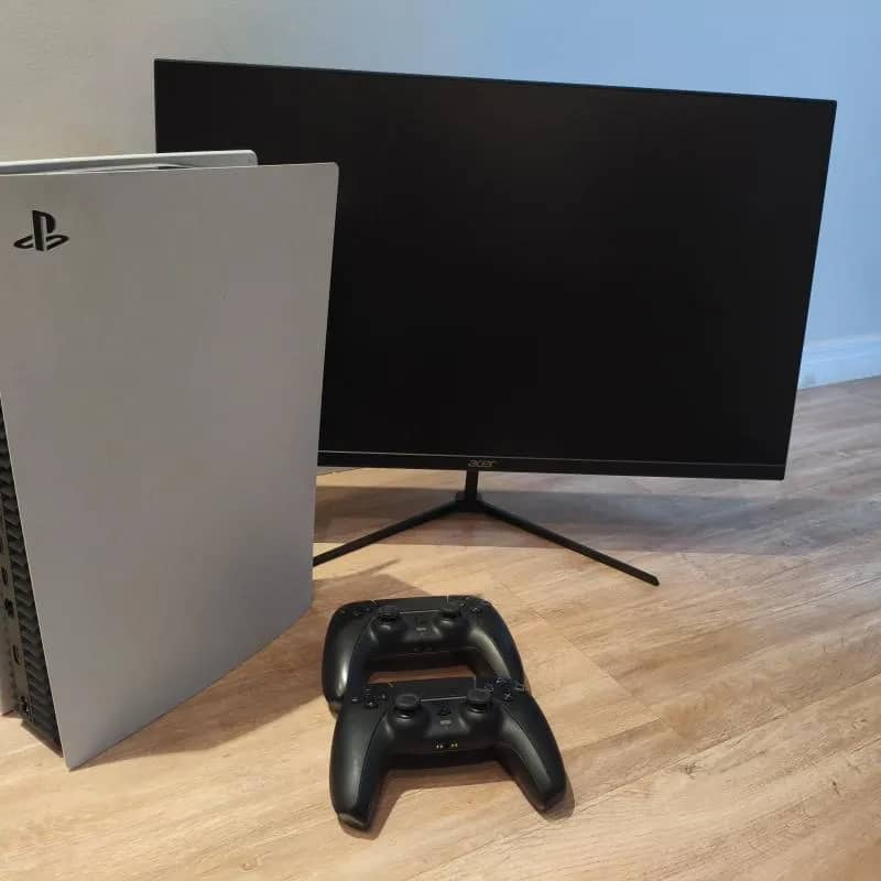 Imagem da campanha PS5/Monitor/2 controles