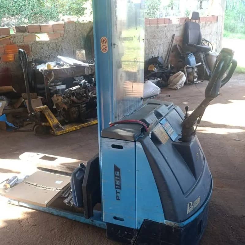 Imagem da campanha Pt 1616 transpaleteira operando com bateria e carregador