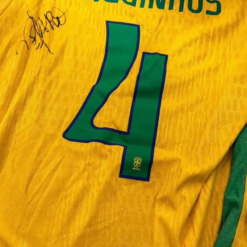Imagem da campanha Festa Junina - Camiseta Seleção Brasileira Autografada