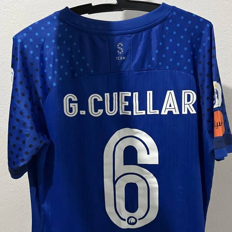 Imagem da campanha Camisa oficial do clube al Hilal da Arábia Saudita usada pelo meio campista Gustavo Cuellar pela temporada 19/20.