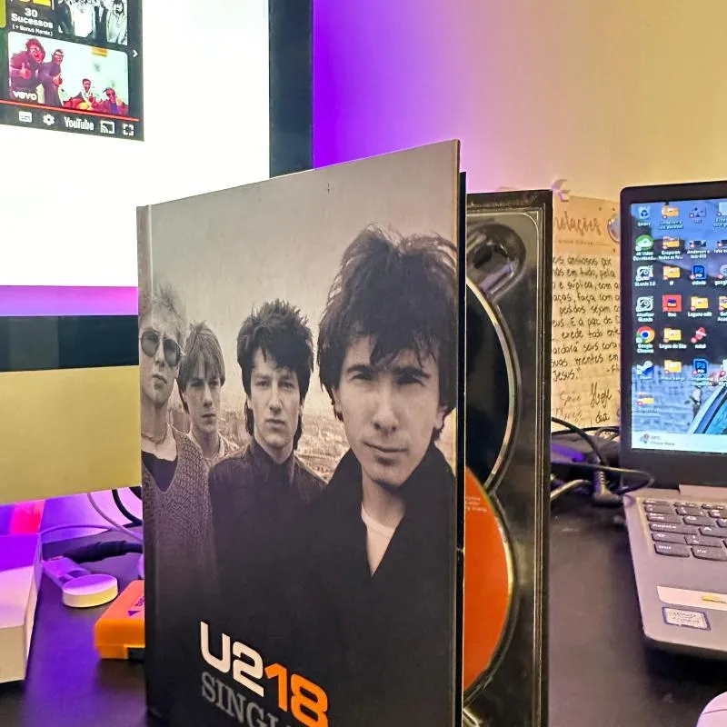 Imagem da campanha U2-18 Singles BOX Exclusivo versão UK