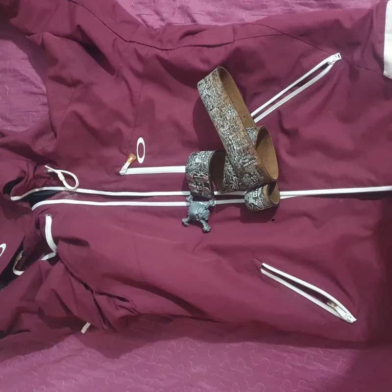 Imagem da campanha Jaqueta e cinto da OAKLEY