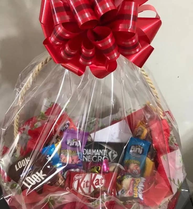 Imagem da campanha Ação entre amigos: uma deliciosa cesta de chocolate e um copo Stanley.😋🍫