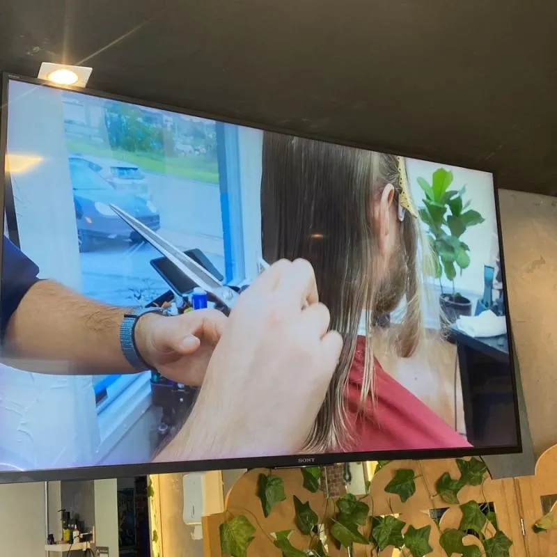 Imagem da campanha CONNECTING BARBER COM AR CONDICIONADO