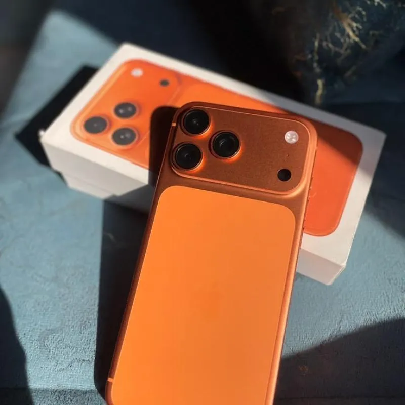 Imagem da campanha Iphone 17 pro max na cor laranja