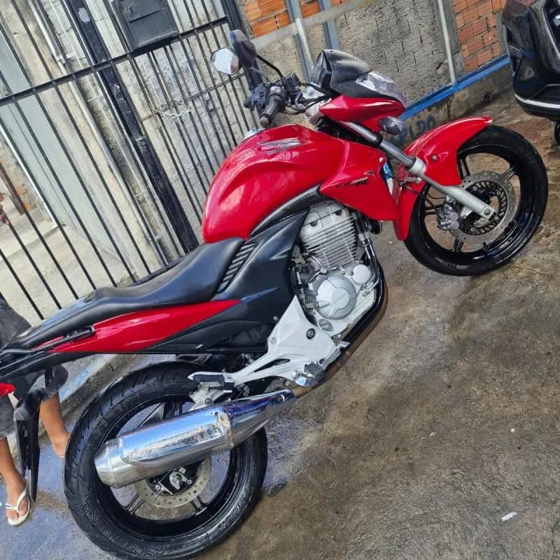 Imagem da campanha CB300