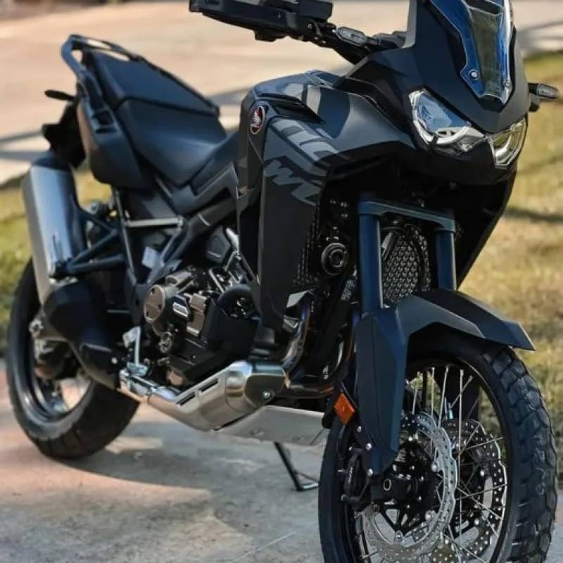 Imagem da campanha moto áfrica twin na cor preta, zeraaa!