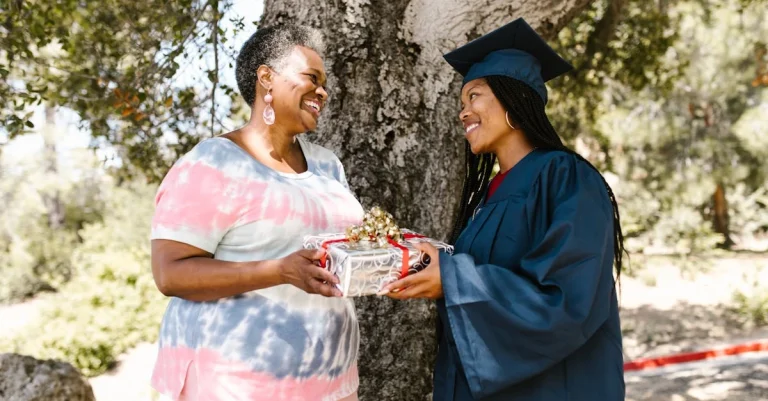Descubra Como Realizar uma Rifa para Ajudar na Formatura ⎯ Foto: RDNE Stock project/Pexels